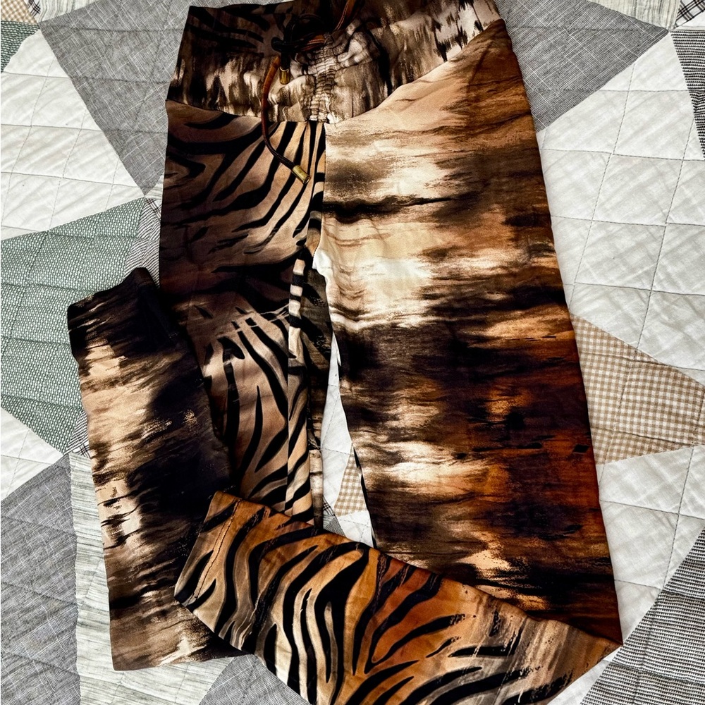 Stylish Brown Patterned Leggings - image 2